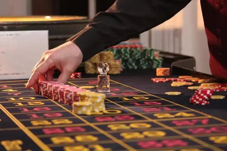 Ante and call bet layout
